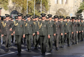  Marsch des Militärpersonals beginnt