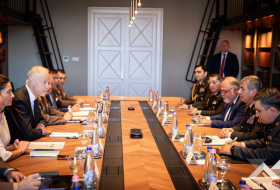   Aserbaidschans Verteidigungsminister trifft sich mit seinem ungarischen Amtskollegen in Budapest  