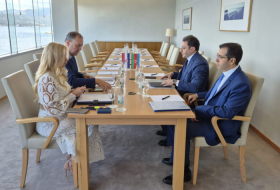   Aserbaidschans stellvertretender Außenminister hält Treffen in Kroatien ab  