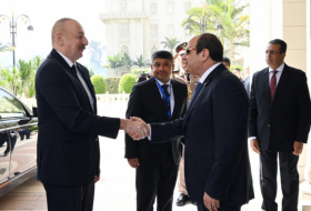   Präsident Ilham Aliyev hatte in Kairo eine offizielle Begrüßungszeremonie  