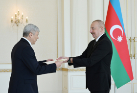  Präsident Ilham Aliyev nimmt Beglaubigungsschreiben der neuen Botschafter dreier Länder entgegen 