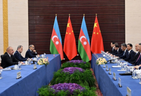   In Astana treffen sich die Präsidenten Aserbaidschans und Chinas  