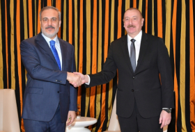   Präsident Ilham Aliyev empfängt türkischen Außenminister in Schuscha  