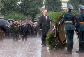 Kranzniederlegung im strömenden Regen: Putin und Medwedew im Gedenken an Kriegsbeginn