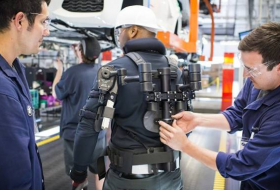 Maschinen am Körper: Exoskelette halten Einzug in Automobilindustrie