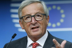 Juncker schaut Facebook auf die Finger