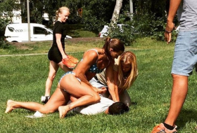 Freizeit-Uniform: Schwedische Polizistin im Bikini nimmt mutmaßlichen Dieb fest
