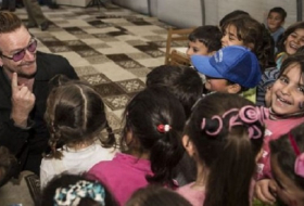 U2-Sänger Bono singt für syrische Flüchtlingskinder in der Türkei