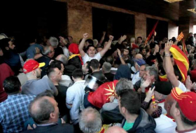 Mazedoniens Krise endet in blutiger Prügelei