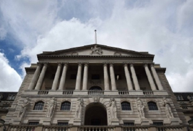 Bank of England senkt die Zinsen und kauft mehr Anleihen