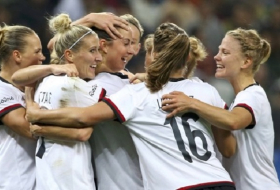 Deutsche Fußballfrauen starten mit 6:1-Sieg
