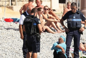 Nizza: Polizei zwingt Frau zum Ausziehen ihres Burkinis