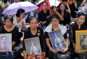 Thailänder zwingen Landsleute zur Trauer
