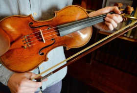 Syrischer Flüchtling spielt auf historischer deutscher Geige