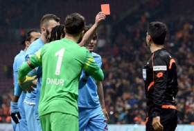 Türkisches Skandalspiel: Rote Karte für den Schiedsrichter