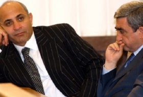 Eine  Falle von Sargisyan - Premierminister von der Arbeit gefeuert