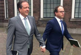 Niederländer halten demonstrativ Händchen