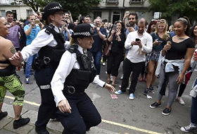 Polizistin tanzt mit Teenager um die Wette
