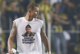 Ins UEFA-Abseits wegen Putin-Shirt: Russischer Fußball-Profi bekommt Ärger in Türkei  
