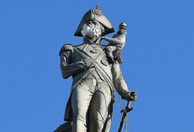 Londoner Statuen tragen Atemmasken