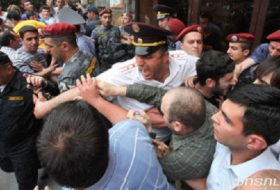 Armenische Polizisten gewaltigen Mütter der Soldaten