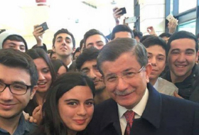 ``Selfie`` mit dem Ministerpräsidenten Ehmed Davutoghlu