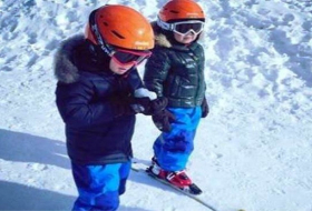 Leyla Aliyeva mit ihren Söhnen beim Skifahren