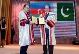 Premierminister von Pakistan Diplom des Ehrendoktors der Bakuer Staatlichen Universität verliehen