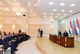 Pressekonferenz des Präsidenten von Aserbaidschan Ilham Aliyev und der Präsidentin Kroatiens Kolinda Grabar-Kitarović
