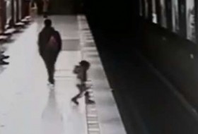 Mailand: Tapferer Teenager rettet Zweijährigen von U-Bahn-Gleis – VIDEO