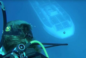 Mysteriöses U-Boot gleitet unter Tauchern hinweg - VIDEO