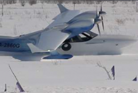 Amphibien-Flugzeug aus Russland setzt ohne Fahrwerk im Schnee auf – VIDEO
