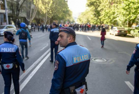 Pashinyan zerreißt Polizeibenachrichtigung über die Beendigung der Proteste in Jerewan - PHOTOS