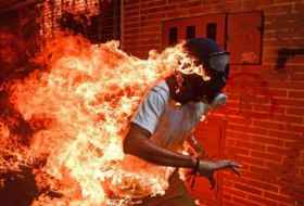 Brennender Mann bei Protesten in Venezuela zum 