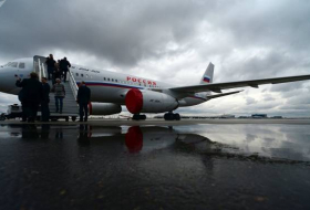 VIDEO: Flugzeug Tu-204 landet mit loderndem Triebwerk