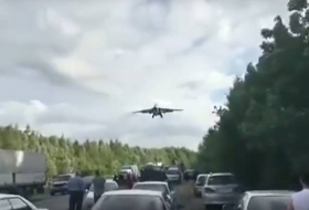 Kampfjets verursachen Stau auf russischer Autobahn – VIDEO