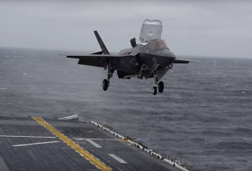 Amerikanische F-35 legt Senkrechtlandung auf Schiff hin – VIDEO