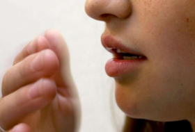 Bei Mundgeruch hilft regelmäßig die Zunge reinigen