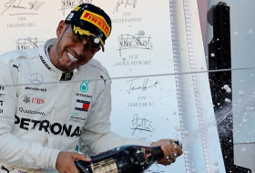 Hamilton hadert und kritisiert Mercedes