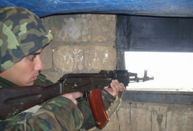 Armenische Einheiten beschießen aserbaidschanische Positionen mit großkalibrigen Maschinengewehren
