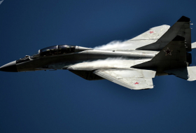 Kampfjet mitten in der Stadt: MiG-29 zwängt sich durch enge Gassen - VIDEO