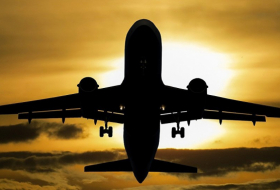 Passagierflugzeug landet ohne vorderes Fahrwerk – FOTOs & VIDEO