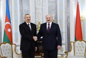 Staatpräsident Ilham Aliyev und Präsident Alexander Lukaschenko treffen sich unter vier Augen