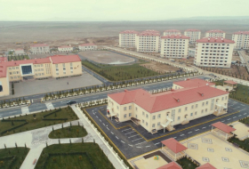   Präsident Ilham Aliyev weiht für Flüchtlingsfamilien gebauten Wohnkomplex ein  