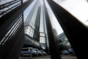 Razzia erhöht Druck auf Deutsche Bank - Aktie auf Rekordtief