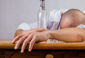 Experten: Millionen Deutsche trinken zu viel Alkohol – auch am Arbeitsplatz