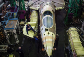   Zusammenbau ersten Su-57-Serienjets gefilmt –   VIDEO    