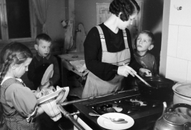 Von Muttertag bis Meisterzwang:  So lebt das Erbe der Nazis fort 