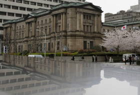 Japans Notenbank hält an lockerer Geldpolitik fest