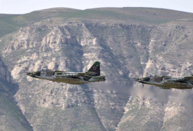     Su-25   demonstriert beachtliche Robustheit: Jets landen und starten mitten auf Feld –   Video    